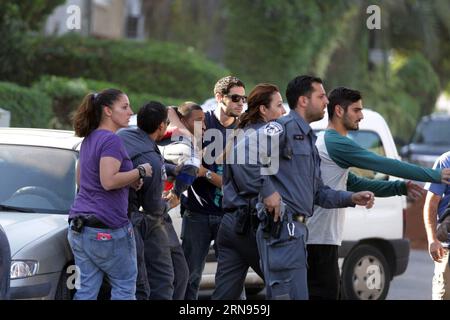 (151119) -- GERUSALEMME, 19 novembre 2015 -- la polizia israeliana cattura un uomo sospetto per verificare se ha collegamenti con un attacco di pugnalato vicino alla scena dell'attacco a Tel Aviv, Israele, il 19 novembre 2015. Un palestinese con un coltello in pugnalato ha ucciso due uomini israeliani e ne ha ferito un altro giovedì in una cappella sul lungomare di Tel Aviv. La polizia ha identificato il sospetto come un palestinese di 24 anni proveniente dalla Cisgiordania dura, un villaggio a sud-ovest di Hebron. Il suo nome non è stato immediatamente pubblicato, ma Channel 2 TV news ha riferito di non avere precedenti registrazioni di coinvolgimento in atti di terrore. ISRAEL-TEL Foto Stock