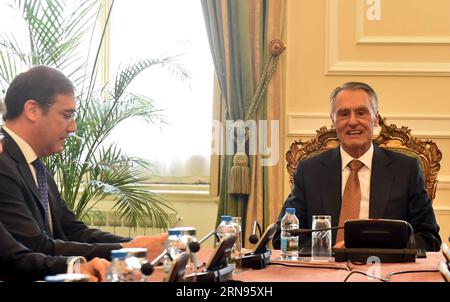 (151120) -- LISBONA, 20 novembre 2015 -- il presidente portoghese Anibal Cavaco Silva (R) incontra il leader del Partito socialdemocratico di centro-destra (PSD) e il primo ministro Pedro Passos Coelho al Palazzo di Belem, a Lisbona, in Portogallo, 20 novembre 2015. I partiti politici attendono che Cavaco Silver nomini un primo ministro dopo che i partiti di sinistra del Portogallo hanno spodestato il governo di minoranza di centrodestra del paese con una votazione parlamentare il 10 novembre, a meno di due settimane dal suo giuramento. ) PORTUGAL-LISBON-POLITICS-PM ZhangxLiyun PUBLICATIONxNOTxINxCHN 151120 Lisbona Nov 20 2015 P. Foto Stock