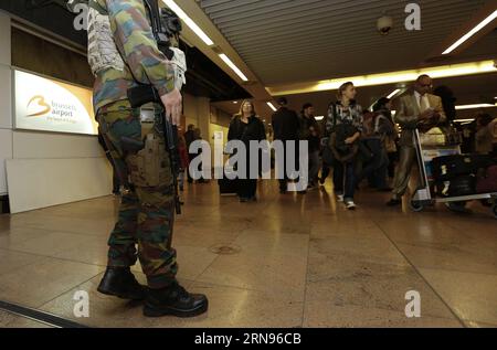 Terrorwarnung in Brüssel: Sicherheitskräfte auf den Straßen -- i soldati sorvegliano l'aeroporto internazionale di Bruxelles a Zaventem a Bruxelles, capitale del Belgio, 21 novembre 2015. Il livello di minaccia terroristica nella regione di Bruxelles è stato aumentato al massimo sabato perché le autorità hanno ricevuto informazioni sul rischio di un attacco simile a Parigi, il primo ministro belga Charles Michel ha detto a una conferenza stampa. ) BELGIO-BRUXELLES-ALLARME DI MINACCIA TERRORISTICA-IL PIÙ ALTO YexPingfan PUBLICATIONxNOTxINxCHN avvertimento terroristico a Bruxelles forze di sicurezza sulle strade soldati sorvegliano l'aeroporto internazionale di Bruxelles A Zav Foto Stock