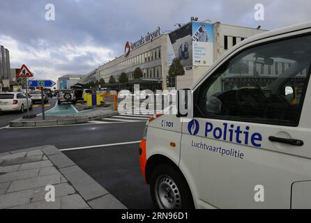 Terrorwarnung in Brüssel: Sicherheitskräfte auf den Straßen -- Un furgone della polizia parcheggia fuori dall'aeroporto internazionale di Bruxelles a Zaventem a Bruxelles, capitale del Belgio, 21 novembre 2015. Il livello di minaccia terroristica nella regione di Bruxelles è stato aumentato al massimo sabato perché le autorità hanno ricevuto informazioni sul rischio di un attacco simile a Parigi, il primo ministro belga Charles Michel ha detto a una conferenza stampa. ) BELGIO-BRUXELLES-ALLARME DI MINACCIA TERRORISTICA-IL PIÙ ALTO YexPingfan PUBLICATIONxNOTxINxCHN allarme terroristico a Bruxelles forze di sicurezza sulle strade un furgone della polizia parcheggi fuori dall'aeroporto internazionale di Bruxelles Foto Stock