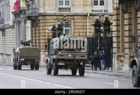 Terrorwarnung in Brüssel: Sicherheitskräfte auf den Straßen (151121)-- BRUXELLES, 21 novembre 2015 -- veicoli militari sono visti correre attraverso Bruxelles, capitale del Belgio, il 21 novembre 2015. Il livello di minaccia terroristica nella regione di Bruxelles è stato aumentato al massimo sabato perché le autorità hanno ricevuto informazioni sul rischio di un attacco simile a Parigi, il primo ministro belga Charles Michel ha detto a una conferenza stampa. ) BELGIO-BRUXELLES-ALLARME DI MINACCIA TERRORISTICA-PIÙ ALTO ZhouxLei PUBLICATIONxNOTxINxCHN allarme di terrore a Bruxelles forze di sicurezza sulle strade 151121 Bruxelles Nov 21 2015 Military VEH Foto Stock