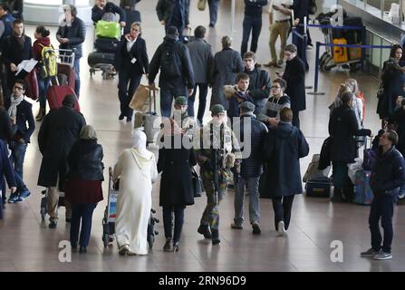 Terrorwarnung in Brüssel: Sicherheitskräfte auf den Straßen -- i soldati sorvegliano l'aeroporto internazionale di Bruxelles a Zaventem a Bruxelles, capitale del Belgio, 21 novembre 2015. Il livello di minaccia terroristica nella regione di Bruxelles è stato aumentato al massimo sabato perché le autorità hanno ricevuto informazioni sul rischio di un attacco simile a Parigi, il primo ministro belga Charles Michel ha detto a una conferenza stampa. ) BELGIO-BRUXELLES-ALLARME DI MINACCIA TERRORISTICA-IL PIÙ ALTO YexPingfan PUBLICATIONxNOTxINxCHN avvertimento terroristico a Bruxelles forze di sicurezza sulle strade soldati sorvegliano l'aeroporto internazionale di Bruxelles A Zav Foto Stock