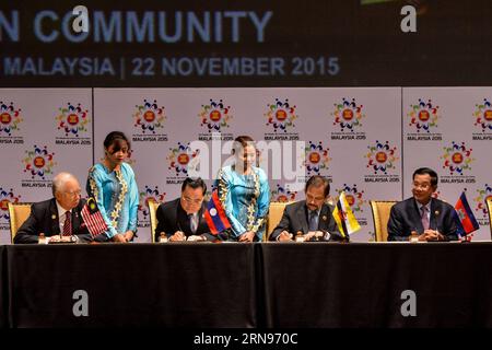 (151122) - KUALA LUMPUR, 22 novembre 2015 -- il primo ministro del Laos Thongsing Thammavong (3rd L) e il sultano Hassanal Bolkiah (2nd R) del Brunei firmano documenti a Kuala Lumpur, Malesia, 22 novembre 2015. I dieci paesi dell'ASEAN hanno firmato la dichiarazione di Kuala Lumpur del 2015 sull'istituzione della Comunità ASEAN e la dichiarazione di Kuala Lumpur sull'ASEAN 2025: Andare avanti insieme qui domenica. ) MALAYSIA-KUALA LUMPUR-ASEAN-DICHIARAZIONE-FIRMA CERIMONIA ChongxVoonxChung PUBLICATIONxNOTxINxCHN 151122 Kuala Lumpur 22 novembre 2015 Laos primi ministri Sing Thong Thammavong 3rd l e Brunei Darussalam S Sult Foto Stock