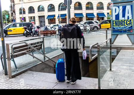 Barcellona, Spagna - 28 agosto 2023 turisti che camminano per la strada di Barcellona, una città emblematica e capitale della Catalogna in Spagna. Foto Stock