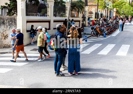 Barcellona, Spagna - 28 agosto 2023 turisti che camminano per la strada di Barcellona, una città emblematica e capitale della Catalogna in Spagna. Foto Stock