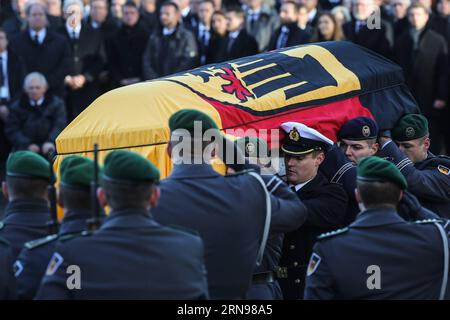 (151123) -- AMBURGO, 23 novembre 2015 -- le guardie d'onore scortano la bara dell'ex cancelliere tedesco Helmut Schmidt durante il servizio commemorativo ufficiale ad Amburgo, in Germania, il 23 novembre 2015. Due settimane dopo la morte dell'ex cancelliere tedesco Helmut Schmidt, i capi di Stato e di governo tedeschi hanno salutato l'ex leader lunedì ad Amburgo. ) GERMANIA-AMBURGO-SCHMIDT-FUNERALE Zhangxfan PUBLICATIONxNOTxINxCHN 151123 Amburgo Nov 23 2015 HONOR Guards Escort the Coffin of former German Chancellor Helmut Schmidt during the Official Memorial Service in Hamburg Germany ON Nov 23 2015 Two Week Foto Stock