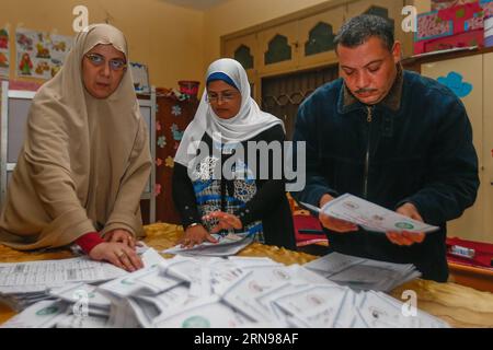 (151123) -- CAIRO, 23 novembre 2015 -- i membri dello staff del comitato elettorale iniziano a contare le schede elettorali dopo la chiusura del collegio elettorale al Cairo, Egitto, 23 novembre 2015. La seconda fase delle elezioni parlamentari in Egitto, le prime elezioni parlamentari del paese dopo l'espulsione del presidente islamista Mohamed Morsi nel 2013, si è conclusa qui lunedì sera. EGITTO-CAIRO-PARLAMENTO-ELEZIONI-SECONDA FASE CuixXinyu PUBLICATIONxNOTxINxCHN 151123 il Cairo 23 novembre 2015 i membri dello staff del Comitato ELETTORALE iniziano a contare i voti dopo la chiusura della stazione di polling al Cairo Egitto 23 novembre 2015 la seconda fase di Foto Stock