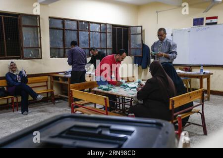 (151123) -- CAIRO, 23 novembre 2015 -- i membri dello staff del comitato elettorale iniziano a contare le schede elettorali dopo la chiusura del collegio elettorale al Cairo, Egitto, 23 novembre 2015. La seconda fase delle elezioni parlamentari in Egitto, le prime elezioni parlamentari del paese dopo l'espulsione del presidente islamista Mohamed Morsi nel 2013, si è conclusa qui lunedì sera. EGITTO-CAIRO-PARLAMENTO-ELEZIONI-SECONDA FASE CuixXinyu PUBLICATIONxNOTxINxCHN 151123 il Cairo 23 novembre 2015 i membri dello staff del Comitato ELETTORALE iniziano a contare i voti dopo la chiusura della stazione di polling al Cairo Egitto 23 novembre 2015 la seconda fase di Foto Stock