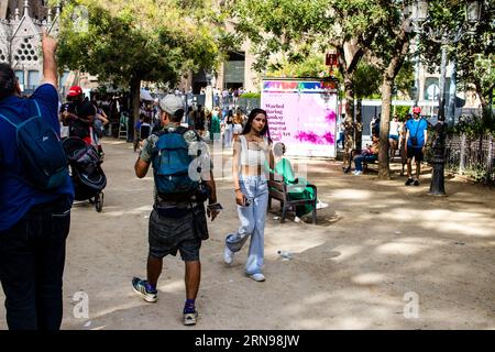 Barcellona, Spagna - 28 agosto 2023 turisti che camminano per la strada di Barcellona, una città emblematica e capitale della Catalogna in Spagna. Foto Stock