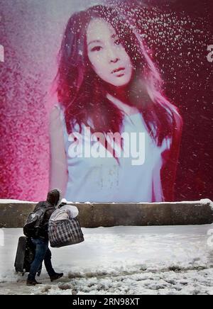 (151124) -- ZHENGZHOU, Nov. 24, 2015 -- A pedistrian walks in snow weather in Zhengzhou, capital of central China s Henan Province, Nov. 24, 2015. The province saw a heavy snowfall on Monday and Tuesday. ) (dhf) CHINA-HENAN-ZHENGZHOU-SNOWFALL (CN) WangxSong PUBLICATIONxNOTxINxCHN   151124 Zhengzhou Nov 24 2015 a  Walks in Snow Weather in Zhengzhou Capital of Central China S Henan Province Nov 24 2015 The Province SAW a Heavy snowfall ON Monday and Tuesday DHF China Henan Zhengzhou snowfall CN WangxSong PUBLICATIONxNOTxINxCHN Foto Stock