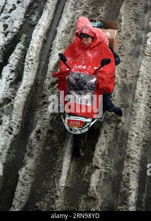 (151124) -- ZHENGZHOU, 24 novembre 2015 -- la gente cavalca con la neve a Zhengzhou, capitale della provincia di S Henan della Cina centrale, 24 novembre 2015. La provincia ha visto una forte nevicata il lunedì e il martedì. ) (dhf) CHINA-HENAN-ZHENGZHOU-NEVICATE (CN) WangxSong PUBLICATIONxNOTxINxCHN 151124 Zhengzhou Nov 24 2015 Celebrities Ride in Snow Weather a Zhengzhou capitale della Cina centrale nella provincia di Henan Nov 24 2015 la provincia HA VISTO una forte nevicata lunedì e martedì DHF China Henan Zhengzhou nevicata CN WangxSong PUBLICATIONTxINXCHN Foto Stock