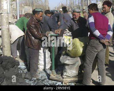 (151124) -- PISHAN, Nov. 24, 2015 -- Villagers gather to get free coal in Pixina Township of Pishan County, northwest China s Xinjiang Uygur Autonomous Region, Nov. 20, 2015. The post-disaster reconstruction work was under way after an earthquake in July. The 6.5-magnitude quake shook Pishan County, inhabited largely by people of Uygur ethnicity, on July 3 and left three dead and 263 others injured. ) (lfj) CHINA-XINJIANG-PISHAN-QUAKE-RECONSTRUCTION (CN) CaixGuodong PUBLICATIONxNOTxINxCHN   151124 Pishan Nov 24 2015 Villagers gather to Get Free Coal in Pixina Township of Pishan County Northwes Stock Photo