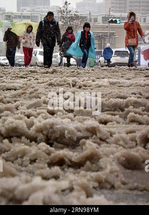 (151124) -- ZHENGZHOU, 24 novembre 2015 -- Pedistrians Walk in Snow Weather a Zhengzhou, capitale della Cina centrale nella provincia di S Henan, 24 novembre 2015. La provincia ha visto una forte nevicata il lunedì e il martedì. ) (dhf) CHINA-HENAN-ZHENGZHOU-NEVICATE (CN) WangxSong PUBLICATIONxNOTxINxCHN 151124 Zhengzhou Nov 24 2015 Walk in Snow Weather a Zhengzhou capitale della Cina centrale nella provincia di Henan Nov 24 2015 la provincia HA VISTO una forte nevicata lunedì e martedì DHF China Henan Zhengzhou nevicata CN WangxSong PUBLICATIONXNOTxINXCHN Foto Stock