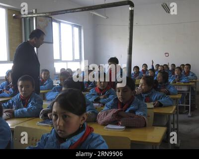 (151124) -- PISHAN, 24 novembre 2015 -- gli studenti hanno una lezione in una scuola di istruzione di nove anni nella Pixina Township della contea di Pishan, nella regione autonoma dello Xinjiang Uygur della Cina nord-occidentale, 20 novembre 2015. I lavori di ricostruzione post-catastrofe erano in corso dopo un terremoto in luglio. Il terremoto di magnitudo 6,5 scosse la contea di Pishan, abitata in gran parte da persone di etnia Uygur, il 3 luglio e lasciò tre morti e altri 263 feriti. (lfj) CHINA-XINJIANG-PISHAN-QUAKE-RECONSTRUCTION (CN) CaixGuodong PUBLICATIONxNOTxINxCHN 151124 Pishan Nov 24 2015 studenti hanno una classe PRESSO una scuola di istruzione di nove anni a P Foto Stock