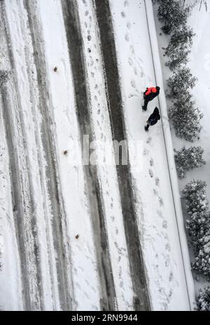 (151124) -- ZHENGZHOU, Nov. 24, 2015 -- Pedestrians walk on snow-covered road in Zhengzhou, capital of central China s Henan Province, Nov. 24, 2015. The province saw a heavy snowfall on Monday and Tuesday. ) (dhf) CHINA-HENAN-ZHENGZHOU-SNOWFALL (CN) ZhuxXiang PUBLICATIONxNOTxINxCHN   151124 Zhengzhou Nov 24 2015 pedestrians Walk ON Snow Covered Road in Zhengzhou Capital of Central China S Henan Province Nov 24 2015 The Province SAW a Heavy snowfall ON Monday and Tuesday DHF China Henan Zhengzhou snowfall CN ZhuxXiang PUBLICATIONxNOTxINxCHN Foto Stock