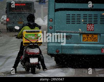 (151124) -- ZHENGZHOU, 24 novembre 2015 -- Un uomo che consegna cibo cavalca con il tempo della neve a Zhengzhou, capitale della provincia di Henan della Cina centrale, 24 novembre 2015. La provincia ha visto una forte nevicata il lunedì e il martedì. ) (dhf) CHINA-HENAN-ZHENGZHOU-NEVICATE (CN) WangxSong PUBLICATIONxNOTxINxCHN 151124 Zhengzhou Nov 24 2015 a Food Delivery Man Rides in Snow Weather a Zhengzhou capitale della Cina centrale nella provincia di Henan Nov 24 2015 la provincia HA VISTO una forte nevicata lunedì e martedì DHF China Henan Zhengzhou nevicata CN WangxSong PUBLICATIONXNOTxINCHN Foto Stock