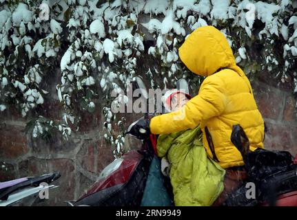 (151124) -- ZHENGZHOU, 24 novembre 2015 -- Un cittadino cavalca con un bambino nella neve a Zhengzhou, capitale della provincia di Henan della Cina centrale, 24 novembre 2015. La provincia ha visto una forte nevicata il lunedì e il martedì. ) (dhf) CHINA-HENAN-ZHENGZHOU-NEVICATE (CN) WangxSong PUBLICATIONxNOTxINxCHN 151124 Zhengzhou Nov 24 2015 un cittadino gira con un bambino nel tempo della neve a Zhengzhou capitale della Cina centrale nella provincia di Henan Nov 24 2015 la provincia HA VISTO una forte nevicata lunedì e martedì DHF China Henan Zhengzhou nevicata CN WangxSong PUBLICATIONXNOTxINCHN Foto Stock