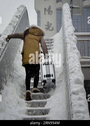 (151124) -- ZHENGZHOU, 24 novembre 2015 -- Un pedistriano cammina con una valigia su una scala mobile con il tempo della neve a Zhengzhou, capitale della provincia di Henan della Cina centrale, 24 novembre 2015. La provincia ha visto una forte nevicata il lunedì e il martedì. ) (dhf) CHINA-HENAN-ZHENGZHOU-NEVICATE (CN) WangxSong PUBLICATIONxNOTxINxCHN 151124 Zhengzhou Nov 24 2015 a Walks with a Suitcase ON to Escalator in Snow Weather a Zhengzhou capitale della Cina centrale nella provincia di Henan Nov 24 2015 la provincia HA VISTO una forte nevicata lunedì e martedì DHF China Henan Zhengzhou nevicata CN WangxSong PUBLICATIONxNOTxINxCHN Foto Stock