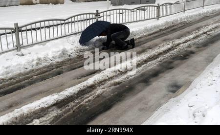 (151124) -- ZHENGZHOU, 24 novembre 2015 -- Un pedone scivolato su una strada ghiacciata a Zhengzhou, capitale della provincia di Henan della Cina centrale, 24 novembre 2015. La provincia ha visto una forte nevicata il lunedì e il martedì. ) (dhf) CHINA-HENAN-ZHENGZHOU-NEVICATE (CN) ZhuxXiang PUBLICATIONxNOTxINxCHN 151124 Zhengzhou Nov 24 2015 un pedone privato di ghiaccio Road a Zhengzhou capitale della Cina centrale nella provincia di Henan Nov 24 2015 la provincia HA VISTO una forte nevicata lunedì e martedì DHF China Henan Zhengzhou nevicata CN ZhuxXiang PUBLTIONTxINCHN Foto Stock