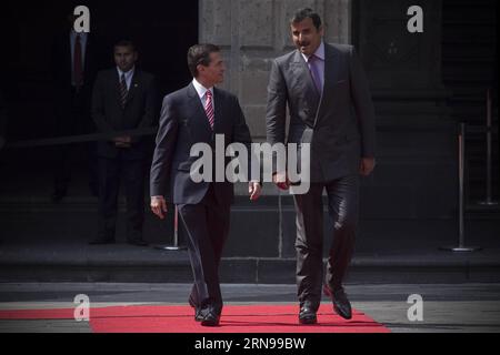 (151124) -- CITTÀ DEL MESSICO, 24 novembre 2015 -- il presidente messicano Enrique pena Nieto (L) parla con lo sceicco Tamim bin Hamad al-Thani, emiro dello Stato del Qatar, durante una cerimonia ufficiale di benvenuto per al-Thani tenutasi al Palazzo Nazionale di città del Messico, Messico, 24 novembre 2015. L'emiro Sheikh Tamim Bin Hamad al-Thani del Qatar è arrivato lunedì in Messico per una visita ufficiale nel 40° anniversario dell'instaurazione delle relazioni diplomatiche tra i due paesi, ha riferito il Segretariato degli affari Esteri del Messico (SRE, per il suo acronimo in spagnolo). Alejandro Ayala) (jg) (sp) MESSICO-CITTÀ DEL MESSICO-QATAR-P. Foto Stock