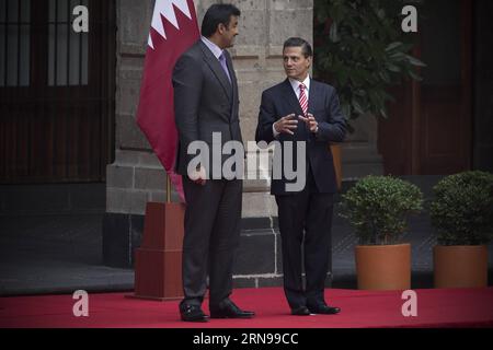 (151124) -- CITTÀ DEL MESSICO, 24 novembre 2015 -- il presidente messicano Enrique pena Nieto (R) parla con lo sceicco Tamim bin Hamad al-Thani, emiro dello Stato del Qatar, durante una cerimonia ufficiale di benvenuto per al-Thani tenutasi al Palazzo Nazionale di città del Messico, Messico, 24 novembre 2015. L'emiro Sheikh Tamim Bin Hamad al-Thani del Qatar è arrivato lunedì in Messico per una visita ufficiale nel 40° anniversario dell'instaurazione delle relazioni diplomatiche tra i due paesi, ha riferito il Segretariato degli affari Esteri del Messico (SRE, per il suo acronimo in spagnolo). Alejandro Ayala) (jg) (sp) MESSICO-CITTÀ DEL MESSICO-QATAR-P. Foto Stock