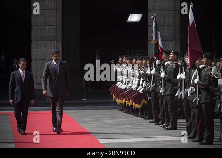 (151124) -- CITTÀ DEL MESSICO, 24 novembre 2015 -- il presidente messicano Enrique pena Nieto (L) e lo sceicco Tamim bin Hamad al-Thani, emiro dello Stato del Qatar, riesaminano la guardia d'onore durante una cerimonia ufficiale di benvenuto per al-Thani tenutasi al Palazzo Nazionale di città del Messico, Messico, 24 novembre 2015. L'emiro Sheikh Tamim Bin Hamad al-Thani del Qatar è arrivato lunedì in Messico per una visita ufficiale nel 40° anniversario dell'instaurazione delle relazioni diplomatiche tra i due paesi, ha riferito il Segretariato degli affari Esteri del Messico (SRE, per il suo acronimo in spagnolo). Alejandro Ayala) (jg) (sp) MESSICO- Foto Stock