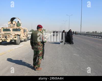 (151125) - BAGHDAD, 25 novembre 2015 -- i musulmani di Shiah iniziano a camminare verso il Karbala per commemorare l'anniversario dell'Imam Hussein a Baghdad, Iraq, il 25 novembre 2015. Milioni di lutto si sono riuniti nella Santa città irachena di Karbala per commemorare l'anniversario del martirio dell'Imam Hussein. IRAQ-BAGHDAD-IMAM HUSSAIN-COMMEMORAZIONE KhalilxDawood PUBLICATIONxNOTxINxCHN 151125 Baghdad Nov 25 2015 musulmani iniziano a camminare verso il Karbala per commemorare l'anniversario dell'Imam Hussein a Baghdad Iraq IL 25 2015 novembre milioni di Morne si sono riuniti nella città Santa di Karbala irachena per commemorare l'anniversario del martirio di Foto Stock