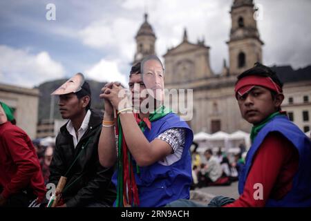 (151126) - BOGOTÀ, 25 novembre 2015 -- gli indigeni prendono parte a una manifestazione nella piazza di Bolivar, a Bogotà, Colombia, il 25 novembre 2015. Secondo la stampa locale, centinaia di indigeni guidati dall'Organizzazione Nazionale indigena della Colombia (ONIC, per il suo acronimo in spagnolo), sono arrivati a Bogotà per protestare in difesa della giurisdizione indigena speciale, del diritto alla mobilitazione sociale e alla protesta, e per l'arresto e la persecuzione del leader indigeno Feliciano Valencia. Jhon Paz) (jp) (ah) COLOMBIA-BOGOTA-SOCIETY-DEMONSTRATION e Jhonpaz PUBLICATIONxNOTxINxCHN Foto Stock