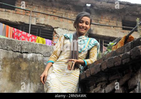 Una ragazza bengalese posa una foto davanti a un vecchio edificio nella parte vecchia di Dacca, Bangladesh, 26 novembre 2015. BANGLADESH-DHAKA-DAILY LIFE SharifulxIslam PUBLICATIONxNOTxINxCHN una ragazza del Bangladesh posa per una foto di fronte al vecchio edificio nella parte vecchia di Dacca Bangladesh Nov 26 2015 EGP Bangladesh Dhaka Daily Life SharifulxIslam PUBLICATIONxNOTxINxCHN Foto Stock