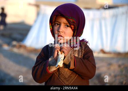 Un bambino afghano sfollato si trova fuori dalla sua tenda nella provincia di Herat, Afghanistan occidentale, 25 novembre 2015. Secondo i funzionari, più di un milione di persone devono fuggire dalle loro case a causa di conflitti nel paese. BAMBINI SFOLLATI afghani SardarxKarimi PUBLICATIONxNOTxINxCHN to Afghan Sfolled Child si trova fuori dalla sua tenda nella provincia di Herat Afghanistan occidentale Nov 25 2015 più di un milione di celebrità devono fuggire dalle loro case a causa di conflitti nel paese secondo i funzionari EGP Afghanistan Herat Sfolled Children PUBLICATIONxTxINxCHN Foto Stock