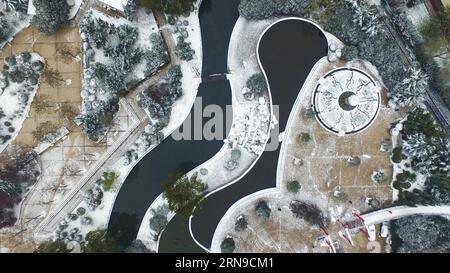 (151129) -- PECHINO, 29 novembre 2015 -- foto scattata il 25 novembre 2015 mostra una vista aerea del Parco Quancheng nella città di Jinan, nella provincia dello Shandong nella Cina orientale. Jinan ha salutato la prima neve di questo inverno martedì. ) Scelte settimanali di Xinhua Photo: Icy China ZhuxJinming PUBLICATIONxNOTxINxCHN 151129 Pechino Nov 29 2015 foto scattata IL 25 2015 novembre mostra la vista aerea del Parco Quancheng nella città di Jinan nella provincia di Shan Dong della Cina orientale Jinan ha salutato la prima neve di questo inverno martedì scelte settimanali di XINHUA Photo Icy China PUBLICATIONXINXCHN Foto Stock