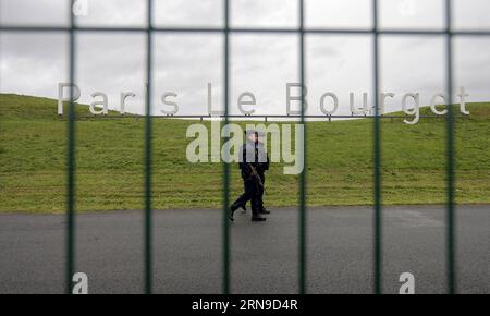 Klimakonferenz COP21 a Parigi - Sicherheitsvorkehrungen (151129) -- PARIGI, 29 novembre 2015 -- i poliziotti pattugliano a le Bourget dove nel 2015 si terrà la Conferenza delle Nazioni Unite sui cambiamenti climatici (COP 21) a Parigi, in Francia, 29 novembre 2015. Già in stato di forte allerta terroristica, la Francia ha pianificato di versare 11.000 poliziotti e gendarmi in tutto il paese per garantire la sicurezza della prossima conferenza delle Nazioni Unite sui cambiamenti climatici (COP21). ) (Zjy) FRANCIA-PARIGI-CLIMA-SUMMIT ZhouxLei PUBLICATIONxNOTxINxCHN Conferenza sul clima COP21 a Parigi accordi di sicurezza 151129 Parigi Nov 29 2015 polizia di pattuglia A le Bourget Foto Stock