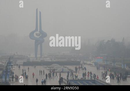 (151129) - JINAN, 29 novembre 2015 -- foto scattata il 29 novembre 2015 mostra la Quancheng Square avvolta dallo smog a Jinan, capitale della provincia dello Shandong della Cina orientale. Denso smog coperto Jinan la domenica. ) (dhf) CHINA-JINAN-AIR-SMOG (CN) FengxJie PUBLICATIONxNOTxINxCHN 151129 Jinan Nov 29 2015 la foto scattata IL 29 2015 novembre mostra la Quancheng Square avvolta da Smog nella capitale Jinan della provincia di Shan Dong della Cina orientale Dense Smog Cloaked Jinan LA domenica DHF China Jinan Air Smog CN FengxJie PUBLICATIONxNOTxINCHN Foto Stock