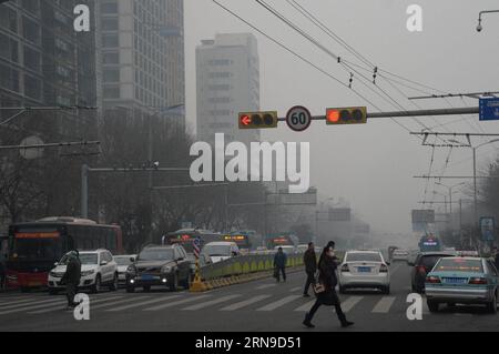 (151129) -- JINAN, Nov. 29, 2015 -- Photo taken on Nov. 29, 2015 shows people walking in smog in Jinan, capital city of east China s Shandong Province. Dense smog cloaked Jinan on Sunday. ) (dhf) CHINA-JINAN-AIR-SMOG (CN) FengxJie PUBLICATIONxNOTxINxCHN   151129 Jinan Nov 29 2015 Photo Taken ON Nov 29 2015 Shows Celebrities Walking in Smog in Jinan Capital City of East China S Shan Dong Province dense Smog Cloaked Jinan ON Sunday DHF China Jinan Air Smog CN FengxJie PUBLICATIONxNOTxINxCHN Foto Stock