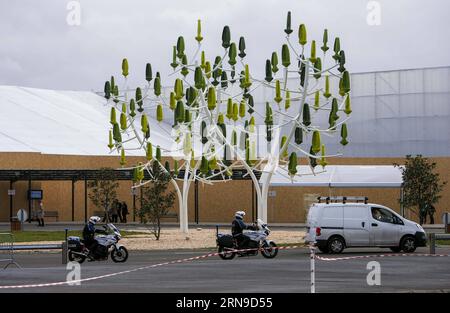 Klimakonferenz COP21 a Parigi - Sicherheitsvorkehrungen (151129) -- PARIGI, 29 novembre 2015 -- i poliziotti pattugliano a le Bourget dove nel 2015 si terrà la Conferenza delle Nazioni Unite sui cambiamenti climatici (COP 21) a Parigi, in Francia, 29 novembre 2015. Già in stato di forte allerta terroristica, la Francia ha pianificato di versare 11.000 poliziotti e gendarmi in tutto il paese per garantire la sicurezza della prossima conferenza delle Nazioni Unite sui cambiamenti climatici (COP21). ) (Zjy) FRANCIA-PARIGI-CLIMA-SUMMIT ZhouxLei PUBLICATIONxNOTxINxCHN Conferenza sul clima COP21 a Parigi accordi di sicurezza 151129 Parigi Nov 29 2015 polizia di pattuglia A le Bourget Foto Stock