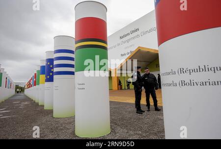 Klimakonferenz COP21 a Parigi (151129) -- PARIGI, 29 novembre 2015 -- i poliziotti sono in guardia a le Bourget, dove la Conferenza delle Nazioni Unite sui cambiamenti climatici (COP 21) del 2015 si terrà a Parigi, in Francia, 29 novembre 2015. Già in stato di forte allerta terroristica, la Francia ha pianificato di versare 11.000 poliziotti e gendarmi in tutto il paese per garantire la sicurezza della prossima conferenza delle Nazioni Unite sui cambiamenti climatici (COP21). ) (Zjy) FRANCE-PARIS-CLIMATE-SUMMIT ZhouxLei PUBLICATIONxNOTxINxCHN Conferenza sul clima COP21 a Parigi 151129 Parigi Nov 29 2015 poliziotti in guardia A le Bourget, dove il CL 2015 delle Nazioni Unite Foto Stock