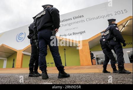 Bilder des Tages Klimakonferenz COP21 in Paris - Sicherheitsvorkehrungen (151129) -- PARIS, Nov. 29, 2015 -- Policemen stand on guard at Le Bourget where the 2015 United Nations Climate Change Conference (COP 21) will take place in Paris, France, Nov. 29, 2015. Already at high terror alert, France planned to pour 11,000 policemen and gendarmes across the country to ensure the safety of the upcoming UN conference on climate change (COP21). ) (zjy) FRANCE-PARIS-CLIMATE-SUMMIT ZhouxLei PUBLICATIONxNOTxINxCHN   Images the Day Climate Conference COP21 in Paris Security arrangements 151129 Paris Nov Foto Stock