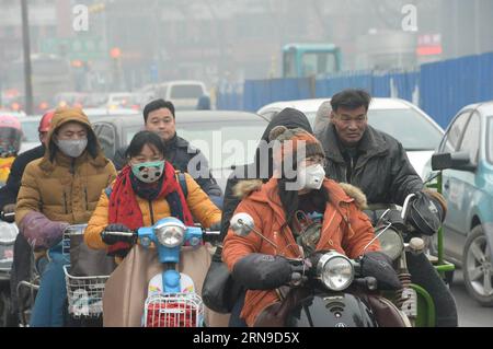 (151129) -- JINAN, Nov. 29, 2015 -- Photo taken on Nov. 29, 2015 shows people wearing mask in Jinan, capital city of east China s Shandong Province. Dense smog cloaked Jinan on Sunday. ) (dhf) CHINA-JINAN-AIR-SMOG (CN) FengxJie PUBLICATIONxNOTxINxCHN   151129 Jinan Nov 29 2015 Photo Taken ON Nov 29 2015 Shows Celebrities Wearing Mask in Jinan Capital City of East China S Shan Dong Province dense Smog Cloaked Jinan ON Sunday DHF China Jinan Air Smog CN FengxJie PUBLICATIONxNOTxINxCHN Foto Stock