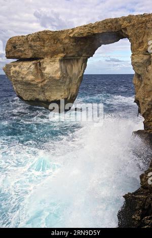 (151129) -- LA VALLETTA, 28 novembre 2015 -- foto scattata il 28 novembre 2015, a Gozo, Malta mostra la vista della finestra Azzurra. La finestra Azzurra, il famoso paesaggio naturale di Malta, si trova nella sua seconda isola più grande di Gozo. La finestra Azzurra è uno dei panorami più fotografati di Malta ed è particolarmente spettacolare durante l'inverno, quando le onde si infrangono in alto all'interno dell'arco. Alla fine della scogliera, la finestra Azzurra è una porta gigantesca, attraverso la quale si può ammirare la distesa d'acqua oltre la scogliera. Il mare intorno è molto profondo e di una tonalità blu scuro, il che spiega perché è chiamato Azure Windo Foto Stock