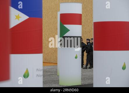 Klimakonferenz COP21 a Parigi (151129) -- PARIGI, 29 novembre 2015 -- i poliziotti sono in guardia a le Bourget, dove la Conferenza delle Nazioni Unite sui cambiamenti climatici (COP 21) del 2015 si terrà a Parigi, in Francia, 29 novembre 2015. Già in stato di forte allerta terroristica, la Francia ha pianificato di versare 11.000 poliziotti e gendarmi in tutto il paese per garantire la sicurezza della prossima conferenza delle Nazioni Unite sui cambiamenti climatici (COP21). ) (Zjy) FRANCE-PARIS-CLIMATE-SUMMIT ZhouxLei PUBLICATIONxNOTxINxCHN Conferenza sul clima COP21 a Parigi 151129 Parigi Nov 29 2015 poliziotti in guardia A le Bourget, dove il CL 2015 delle Nazioni Unite Foto Stock