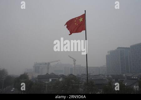 (151129) -- JINAN, Nov. 29, 2015 -- Photo taken on Nov. 29, 2015 shows a flag shrouded by smog in Jinan, capital city of east China s Shandong Province. Dense smog cloaked Jinan on Sunday. ) (dhf) CHINA-JINAN-AIR-SMOG (CN) FengxJie PUBLICATIONxNOTxINxCHN   151129 Jinan Nov 29 2015 Photo Taken ON Nov 29 2015 Shows a Flag shrouded by Smog in Jinan Capital City of East China S Shan Dong Province dense Smog Cloaked Jinan ON Sunday DHF China Jinan Air Smog CN FengxJie PUBLICATIONxNOTxINxCHN Foto Stock