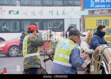 (151129) - JINAN, 29 novembre 2015 -- foto scattata il 29 novembre 2015 mostra persone che lavorano nello smog a Jinan, capitale della provincia dello Shandong della Cina orientale. Denso smog coperto Jinan la domenica. ) (dhf) CHINA-JINAN-AIR-SMOG (CN) FengxJie PUBLICATIONxNOTxINxCHN 151129 Jinan Nov 29 2015 la foto scattata IL 29 2015 novembre mostra celebrità che lavorano a Smog a Jinan, capitale della provincia di Shan Dong della Cina orientale Dense Smog Cloaked Jinan domenica DHF China Jinan Air Smog CN FengxJie PUBLICATIONXNOTxINxCHN Foto Stock
