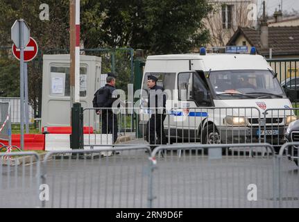 Klimakonferenz COP21 in Paris - Sicherheitsvorkehrungen (151129) -- PARIS, Nov. 29, 2015 -- Policemen stand on guard at Le Bourget where the 2015 United Nations Climate Change Conference (COP 21) will take place in Paris, France, Nov. 29, 2015. Already at high terror alert, France planned to pour 11,000 policemen and gendarmes across the country to ensure the safety of the upcoming UN conference on climate change (COP21). ) (zjy) FRANCE-PARIS-CLIMATE-SUMMIT ZhouxLei PUBLICATIONxNOTxINxCHN   Climate Conference COP21 in Paris Security arrangements 151129 Paris Nov 29 2015 Policemen stand ON Guar Foto Stock