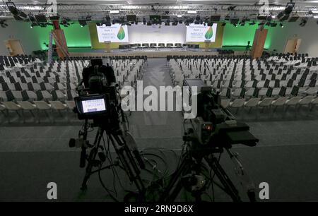 Klimakonferenz COP21 in Paris (151129) -- PARIS, Nov. 29, 2015 -- Photo taken on Nov. 29, 2015 shows the Press Conference Hall of Le Bourget where the 2015 United Nations Climate Change Conference (COP 21) will take place in Paris, France. Already at high terror alert, France planned to pour 11,000 policemen and gendarmes across the country to ensure the safety of the upcoming UN conference on climate change (COP21). ) (zjy) FRANCE-PARIS-COP 21 ZhouxLei PUBLICATIONxNOTxINxCHN   Climate Conference COP21 in Paris 151129 Paris Nov 29 2015 Photo Taken ON Nov 29 2015 Shows The Press Conference Hall Foto Stock