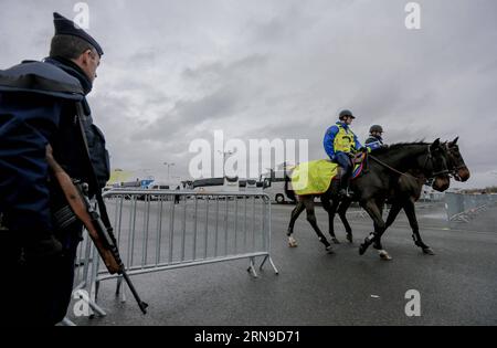 Klimakonferenz COP21 a Parigi - Sicherheitsvorkehrungen (151129) -- PARIGI, 29 novembre 2015 -- i poliziotti pattugliano a le Bourget dove nel 2015 si terrà la Conferenza delle Nazioni Unite sui cambiamenti climatici (COP 21) a Parigi, in Francia, 29 novembre 2015. Già in stato di forte allerta terroristica, la Francia ha pianificato di versare 11.000 poliziotti e gendarmi in tutto il paese per garantire la sicurezza della prossima conferenza delle Nazioni Unite sui cambiamenti climatici (COP21). ) (Zjy) FRANCIA-PARIGI-CLIMA-SUMMIT ZhouxLei PUBLICATIONxNOTxINxCHN Conferenza sul clima COP21 a Parigi accordi di sicurezza 151129 Parigi Nov 29 2015 polizia di pattuglia A le Bourget Foto Stock