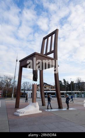 (151130) -- GINEVRA, 30 novembre 2015 -- le foto scattate il 30 novembre 2015 mostrano la famosa scultura Broken Chair installata con una nuova gamba e un nuovo piede in Place des Nations a Ginevra, Svizzera. Lunedì a Ginevra è stata aperta a Ginevra una riunione degli Stati parti della convenzione del 1997 sul divieto dell'uso, dello stoccaggio, della produzione e del trasferimento delle mine antipersona e sulla loro distruzione. ) SVIZZERA-GINEVRA-SEDIA ROTTA-GAMBA NUOVA XuxJinquan PUBLICATIONxNOTxINxCHN 151130 Ginevra novembre 30 2015 le foto scattate IL 30 2015 novembre mostrano la famosa Sculpture Broken Chair installata con una nuova gamba e un nuovo piede Foto Stock