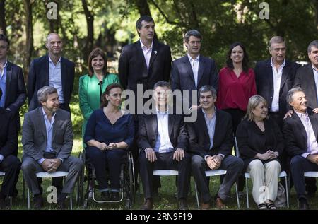 (151203) -- BUENOS AIRES, 3 dicembre 2015 -- il presidente argentino Mauricio Macri (3rd-L-Front) e la vicepresidente eletta Gabriela Michetti (2nd-L-Front), posano con i membri del suo gabinetto durante la presentazione ufficiale del Gabinetto dei Ministri, all'Orto Botanico di Buenos Aires, capitale dell'Argentina, 2 dicembre 2015. Martin Zabala) (jg) (sp) ARGENTINA-BUENOS AIRES-POLITICS-MAURICIO MACRI e MARTINxZABALA PUBLICATIONxNOTxINxCHN Buenos Aires DEC 3 2015 Presidente argentino eletto Mauricio Macri 3° l fronte e Vicepresidente eletto Gabriela Michetti 2° l fronte posa con i suoi membri Foto Stock