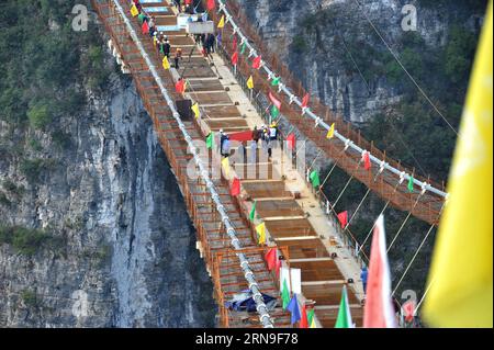 Bau einer Glasbrücke über Schlucht in Zhangjiajie (151203) -- ZHANGJIAJIE, 3 dicembre 2015 -- foto scattata il 3 dicembre 2015 mostra il ponte di vetro in costruzione nel grande canyon di Zhangjiajie, nella Cina centrale nella provincia di Hunan. Un ponte di vetro nel grande canyon di Zhangjiajie terminò la chiusura il giovedì, che è costruito a un'altezza di circa 300 metri e dovrebbe essere aperto al pubblico prima di maggio 2016. ) (Zwx) CHINA-HUNAN-ZHANGJIAJIE-GRAND CANYON-GLASS BRIDGE-CLOSURE(CN) LongxHongtao PUBLICATIONxNOTxINxCHN costruzione un ponte di vetro sopra la gola a Zhangjiajie 151203 Zhangjiajie DEC 3 Foto Stock