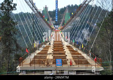 Bau einer Glasbrücke über Schlucht in Zhangjiajie (151203) -- ZHANGJIAJIE, 3 dicembre 2015 -- foto scattata il 3 dicembre 2015 mostra il ponte di vetro in costruzione nel grande canyon di Zhangjiajie, nella Cina centrale nella provincia di Hunan. Un ponte di vetro nel grande canyon di Zhangjiajie terminò la chiusura il giovedì, che è costruito a un'altezza di circa 300 metri e dovrebbe essere aperto al pubblico prima di maggio 2016. ) (Zwx) CHINA-HUNAN-ZHANGJIAJIE-GRAND CANYON-GLASS BRIDGE-CLOSURE(CN) LongxHongtao PUBLICATIONxNOTxINxCHN costruzione un ponte di vetro sopra la gola a Zhangjiajie 151203 Zhangjiajie DEC 3 Foto Stock