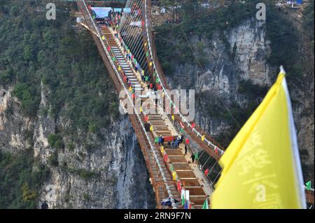 Bau einer Glasbrücke über Schlucht in Zhangjiajie (151203) -- ZHANGJIAJIE, 3 dicembre 2015 -- foto scattata il 3 dicembre 2015 mostra il ponte di vetro in costruzione nel grande canyon di Zhangjiajie, nella Cina centrale nella provincia di Hunan. Un ponte di vetro nel grande canyon di Zhangjiajie terminò la chiusura il giovedì, che è costruito a un'altezza di circa 300 metri e dovrebbe essere aperto al pubblico prima di maggio 2016. ) (Zwx) CHINA-HUNAN-ZHANGJIAJIE-GRAND CANYON-GLASS BRIDGE-CLOSURE(CN) LongxHongtao PUBLICATIONxNOTxINxCHN costruzione un ponte di vetro sopra la gola a Zhangjiajie 151203 Zhangjiajie DEC 3 Foto Stock